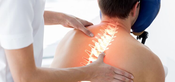 Osteochondrosisos beteget orvos vizsgál